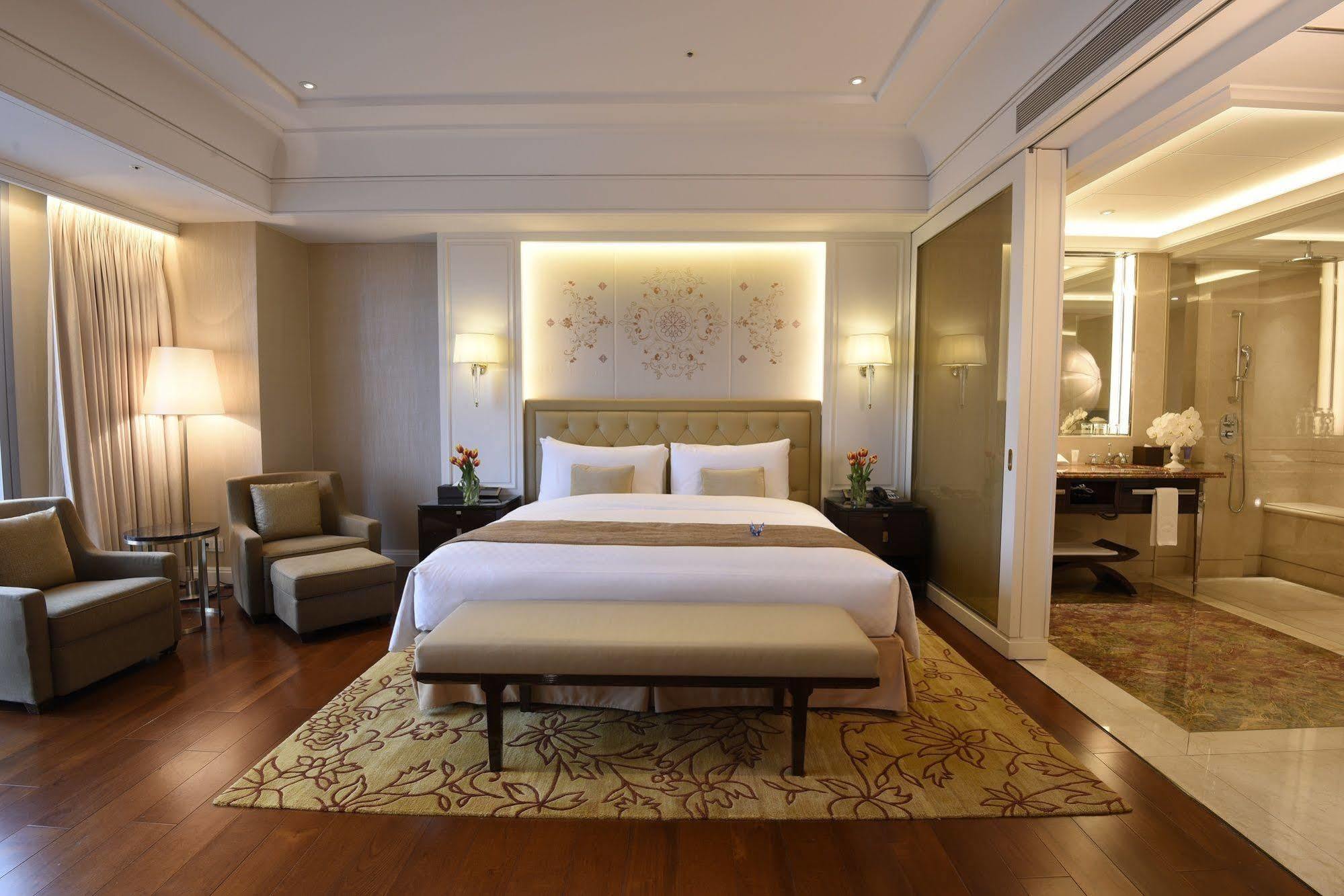 Готель The Okura Prestige Тайбей Екстер'єр фото A bedroom at the Taj Mahal Palace